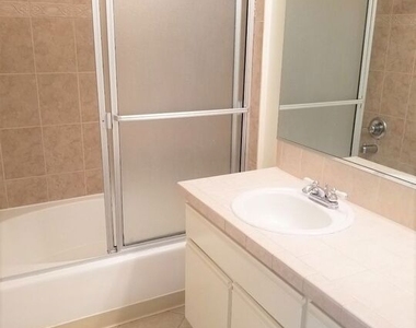 1031 N Crescent Heights - Photo Thumbnail 15