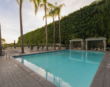 1131 Alta Loma Road - Photo Thumbnail 24