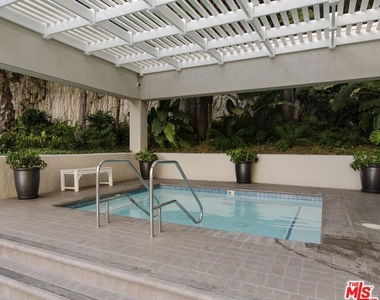 1131 Alta Loma Road - Photo Thumbnail 23