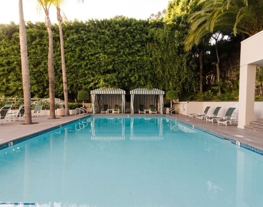 1131 Alta Loma Road - Photo Thumbnail 22