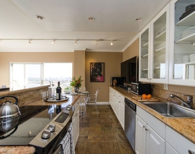 1131 Alta Loma Road - Photo Thumbnail 8