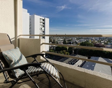 1131 Alta Loma Road - Photo Thumbnail 4