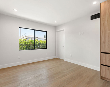 1444 S Crescent Heights Boulevard - Photo Thumbnail 9