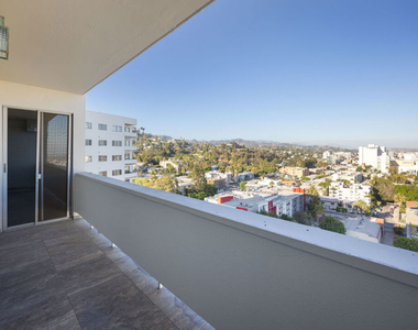 7250 Franklin Avenue - Photo Thumbnail 4