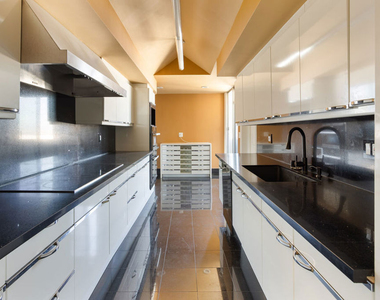 7250 Franklin Avenue - Photo Thumbnail 5
