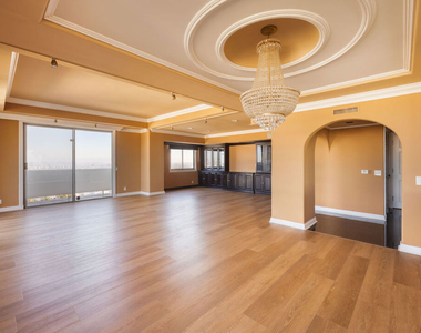 7250 Franklin Avenue - Photo Thumbnail 1