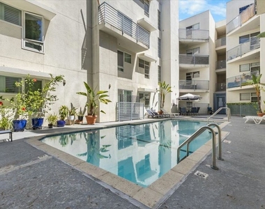 5350 White Oak Avenue - Photo Thumbnail 17