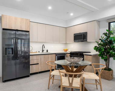 1016 N Martel Avenue - Photo Thumbnail 3
