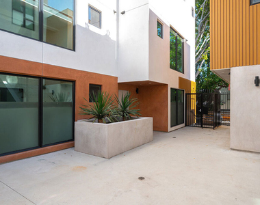 1016 N Martel Avenue - Photo Thumbnail 20