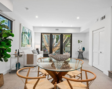 1016 N Martel Avenue - Photo Thumbnail 4