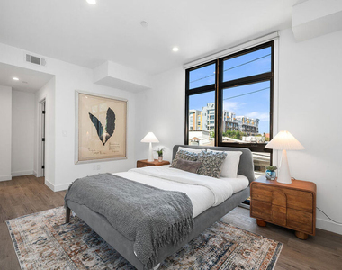 1016 N Martel Avenue - Photo Thumbnail 7
