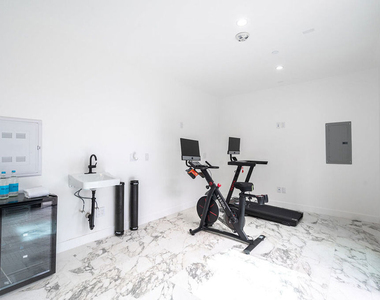 1016 N Martel Avenue - Photo Thumbnail 22