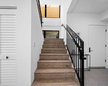 1016 N Martel Avenue - Photo Thumbnail 6