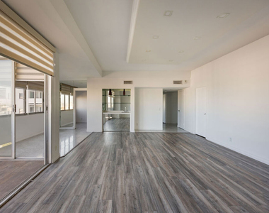 7250 Franklin Avenue - Photo Thumbnail 3