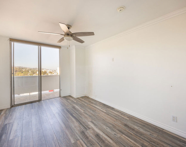7250 Franklin Avenue - Photo Thumbnail 10