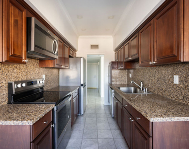 7250 Franklin Avenue - Photo Thumbnail 4