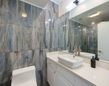 7250 Franklin Avenue - Photo Thumbnail 11