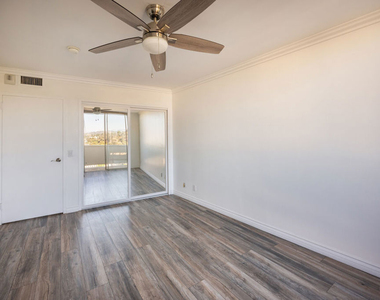 7250 Franklin Avenue - Photo Thumbnail 9