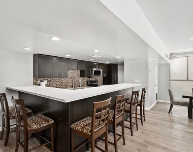 7250 Franklin Avenue - Photo Thumbnail 28