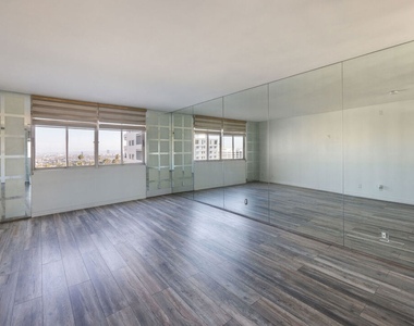 7250 Franklin Avenue - Photo Thumbnail 5