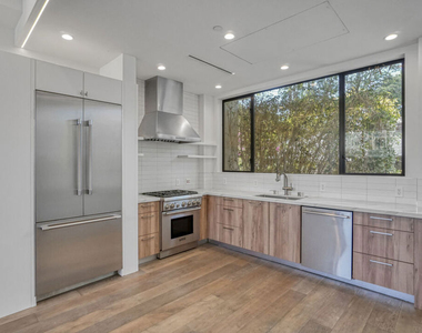 1447 N Martel Avenue - Photo Thumbnail 2