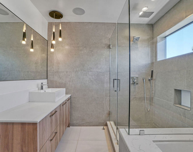 1447 N Martel Avenue - Photo Thumbnail 5