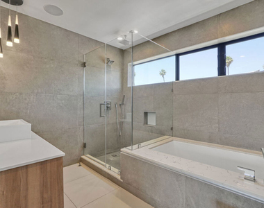 1447 N Martel Avenue - Photo Thumbnail 7