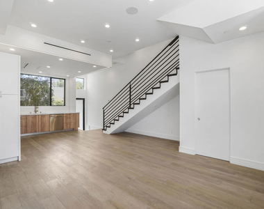 1447 N Martel Avenue - Photo Thumbnail 3