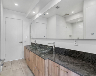 1447 N Martel Avenue - Photo Thumbnail 10