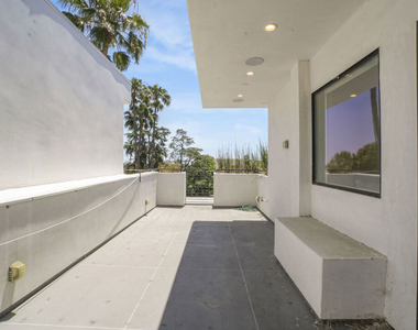 1447 N Martel Avenue - Photo Thumbnail 12