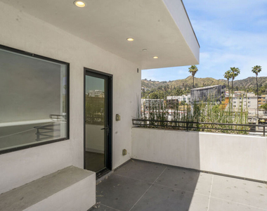 1447 N Martel Avenue - Photo Thumbnail 11