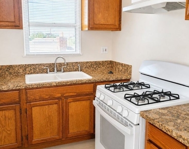 1351 S Cochran Avenue - Photo Thumbnail 6