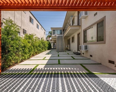 1553 S Saltair Avenue - Photo Thumbnail 8
