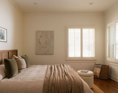 804 Westmount Drive - Photo Thumbnail 12