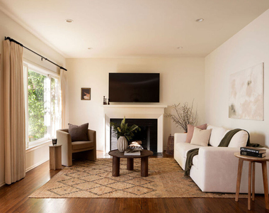 804 Westmount Drive - Photo Thumbnail 6