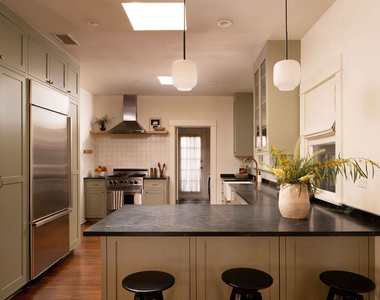 804 Westmount Drive - Photo Thumbnail 9