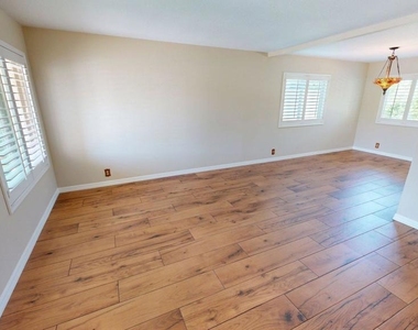 2431 Deerfield Court - Photo Thumbnail 2
