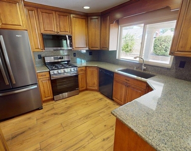 2431 Deerfield Court - Photo Thumbnail 7