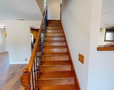 2431 Deerfield Court - Photo Thumbnail 11