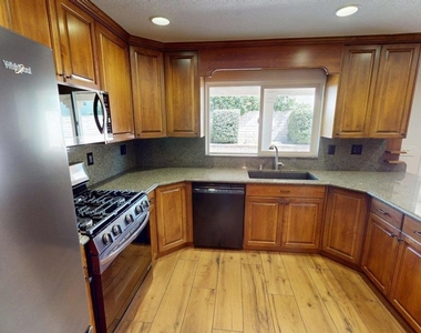 2431 Deerfield Court - Photo Thumbnail 6