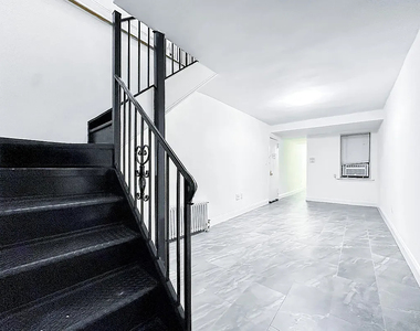 210 East 83rd Street, New York, NY 10028 - Photo Thumbnail 4