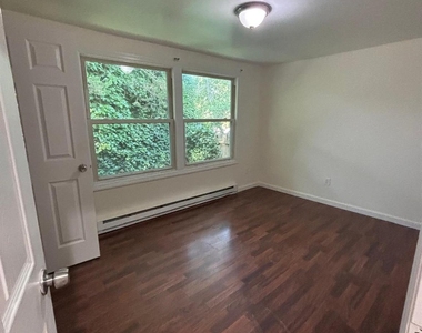 141 Huguenot Drive - Photo Thumbnail 4
