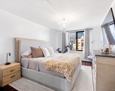 4 Martine Avenue - Photo Thumbnail 20