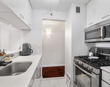 4 Martine Avenue - Photo Thumbnail 19