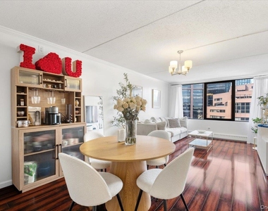 4 Martine Avenue - Photo Thumbnail 12