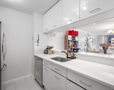 4 Martine Avenue - Photo Thumbnail 17