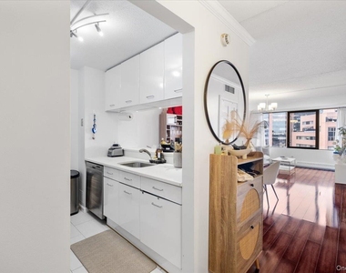 4 Martine Avenue - Photo Thumbnail 16