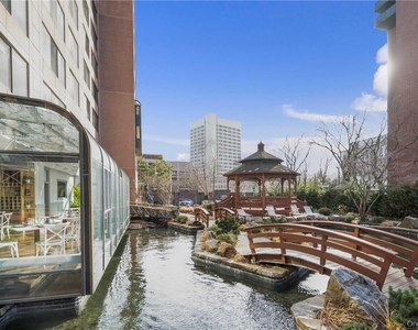 4 Martine Avenue - Photo Thumbnail 10