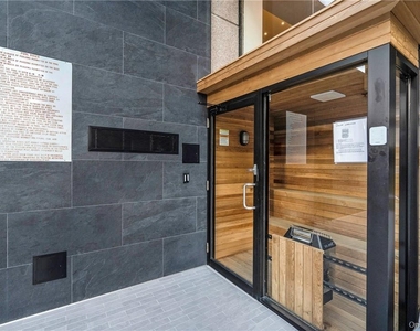 4 Martine Avenue - Photo Thumbnail 4