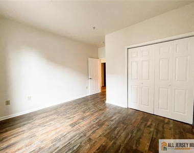 105 Regency Place - Photo Thumbnail 23